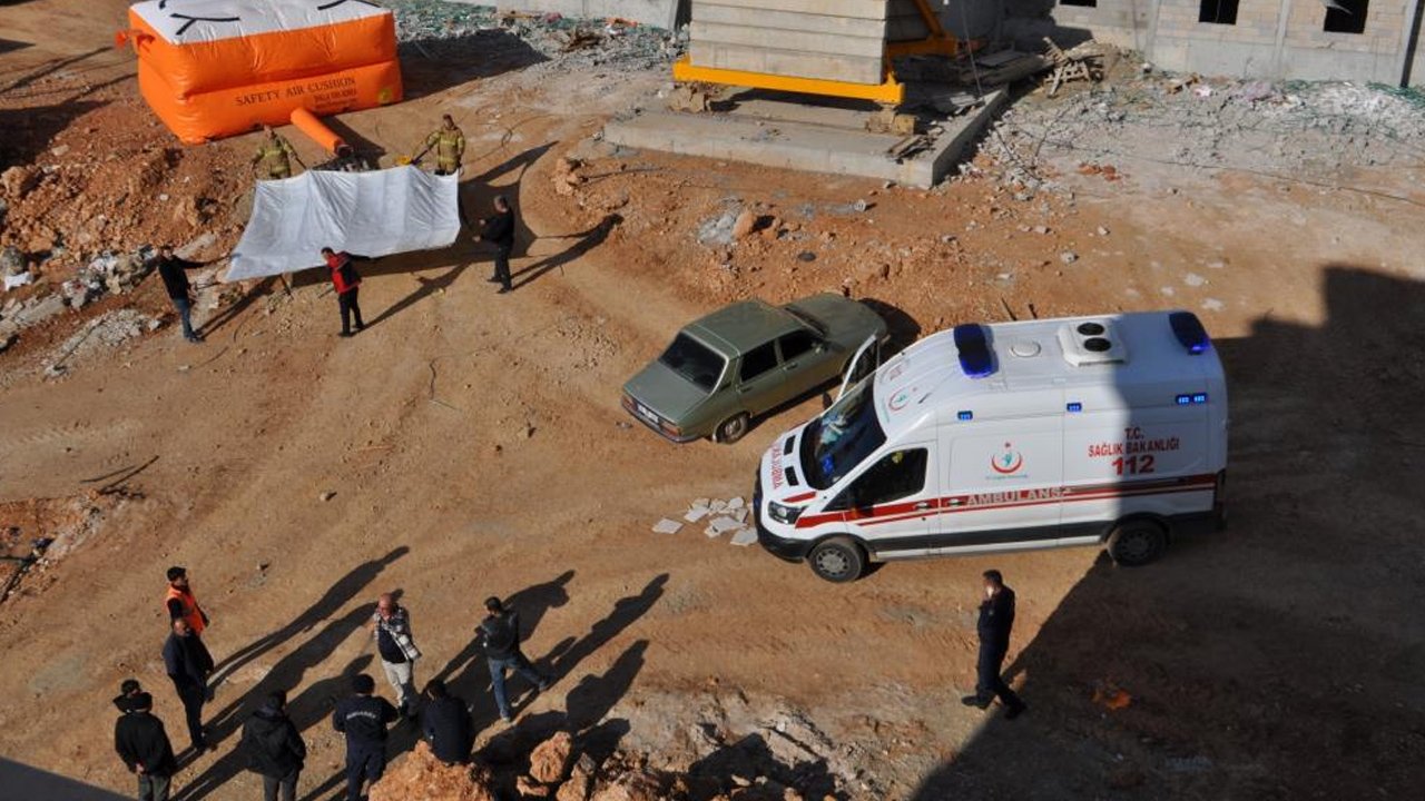 Maaşını Alamayınca Vincin Tepesine Çıktı