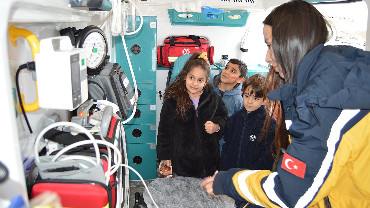 Minik Öğrenciler 112 Acil Çağrı Merkezini Ziyaret Etti