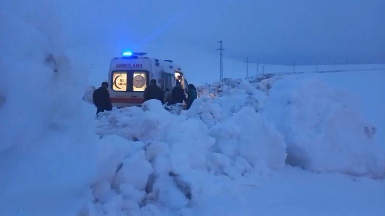 Nisan Ayındaki Kar Yağışı, Yol Kapattı