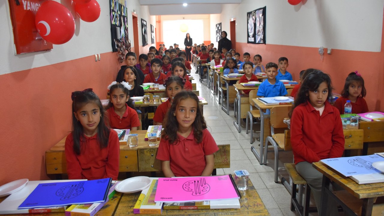 Ressam Melis Doğan, Gabbar Dağı Eteklerinde 100 Çocukla Resim Yaptı1