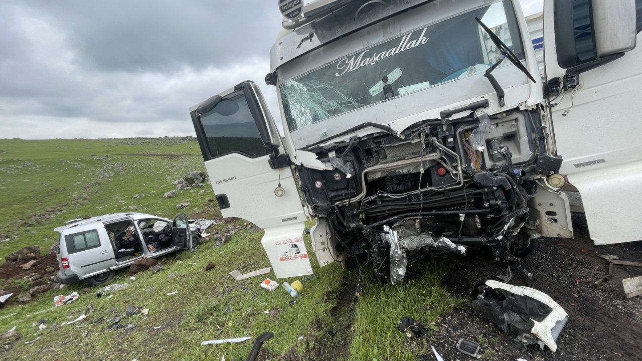 Tır Ile Çarpışan Araçtaki 2 Kişi Hayatını Kaybetti