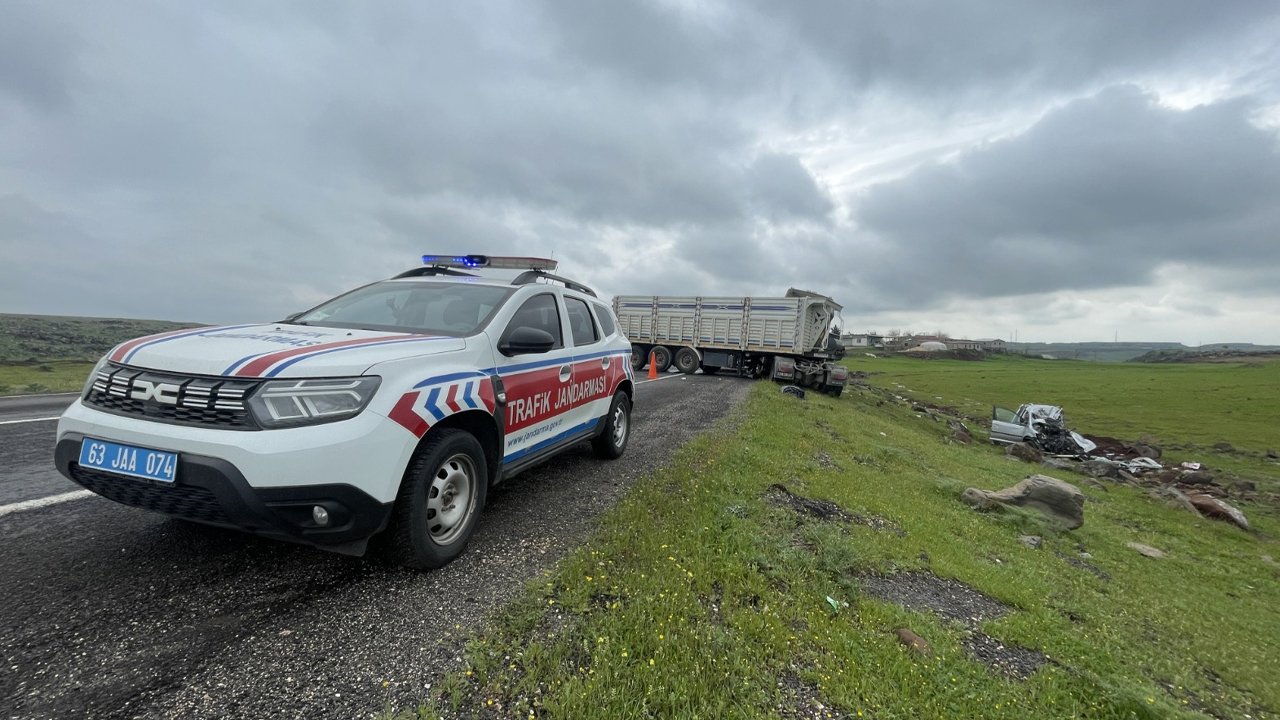 Tır Ile Çarpışan Araçtaki 2 Kişi Hayatını Kaybetti3