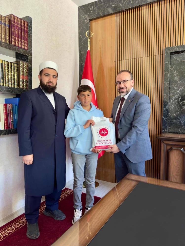 Cami inşaatına kumbarasını bağışlayan çocuğa ödül