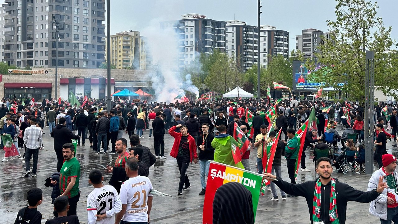 Diyarbakır’da Binlerce Taraftar Kent Meydanını Doldurdu2