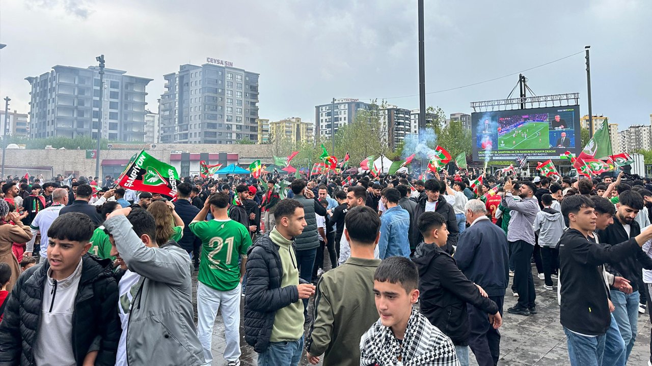 Diyarbakır’da Binlerce Taraftar Kent Meydanını Doldurdu3