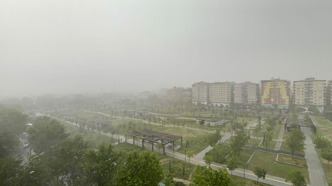 Diyarbakır’da Gök Yarıldı, Bulutlar Yere Indi2