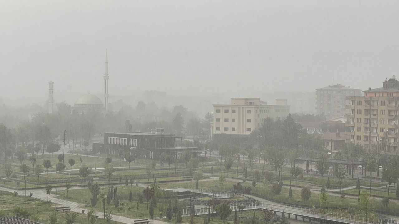 Diyarbakır’da Gök Yarıldı, Bulutlar Yere Indi3