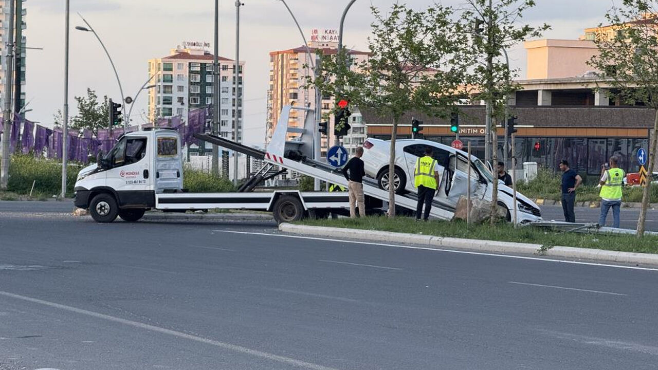 Diyarbakır'da Şehir Içi Minibüs Otomobil Çarpıştı