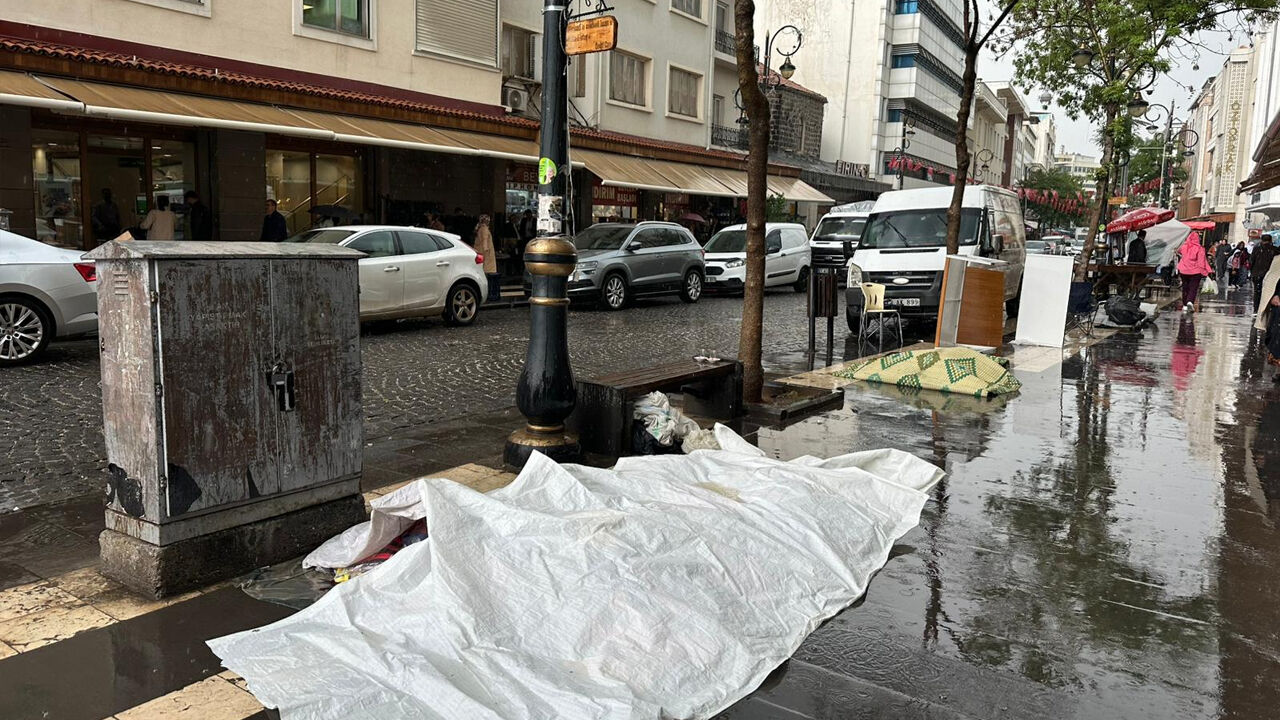 Diyarbakır’daki Yağmur Bayram Hazırlığındaki Seyyar Satıcıları Vurdu2