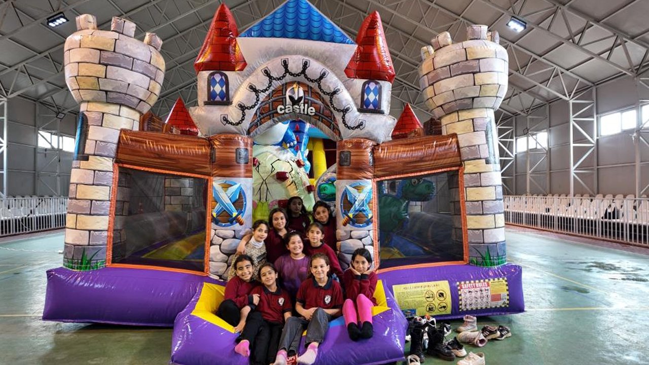 Köy Çocukları Için Şişme Oyun Parkı Kuruldu1