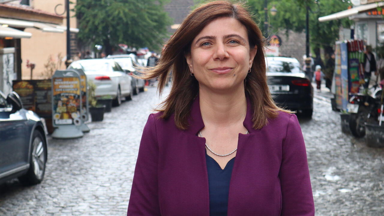 Serra Bucak'dan Diyarbakır'a Müjde1