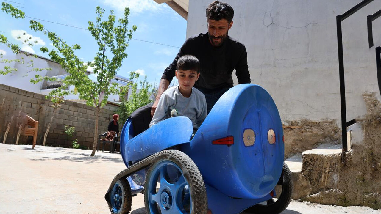 Dışarı Çıkamayan Engelli Oğluna, Atık Malzemelerden Paletli Araba Yaptı