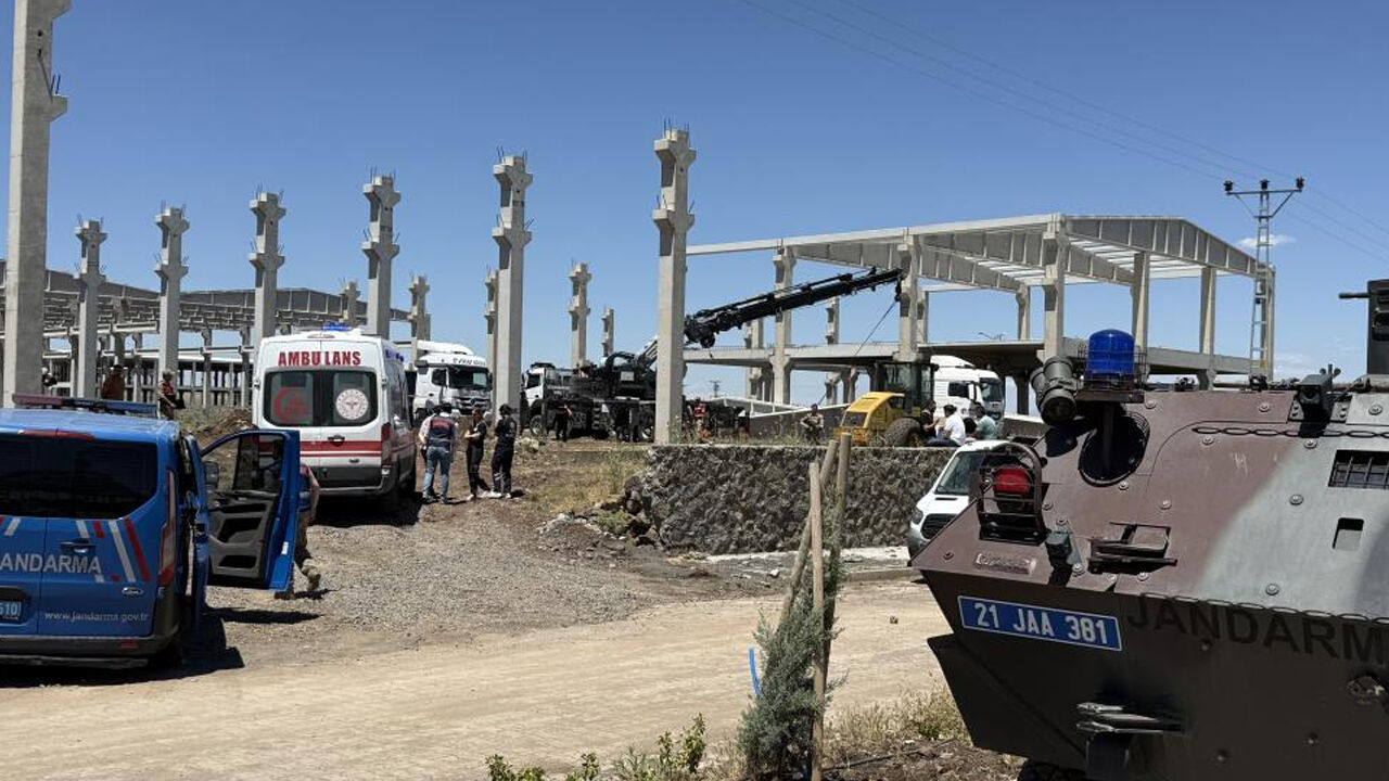 Diyarbakır’da 15 Tonluk Beton Blok Altında Kaldılar 1 Ölü, 1 Yaralı1