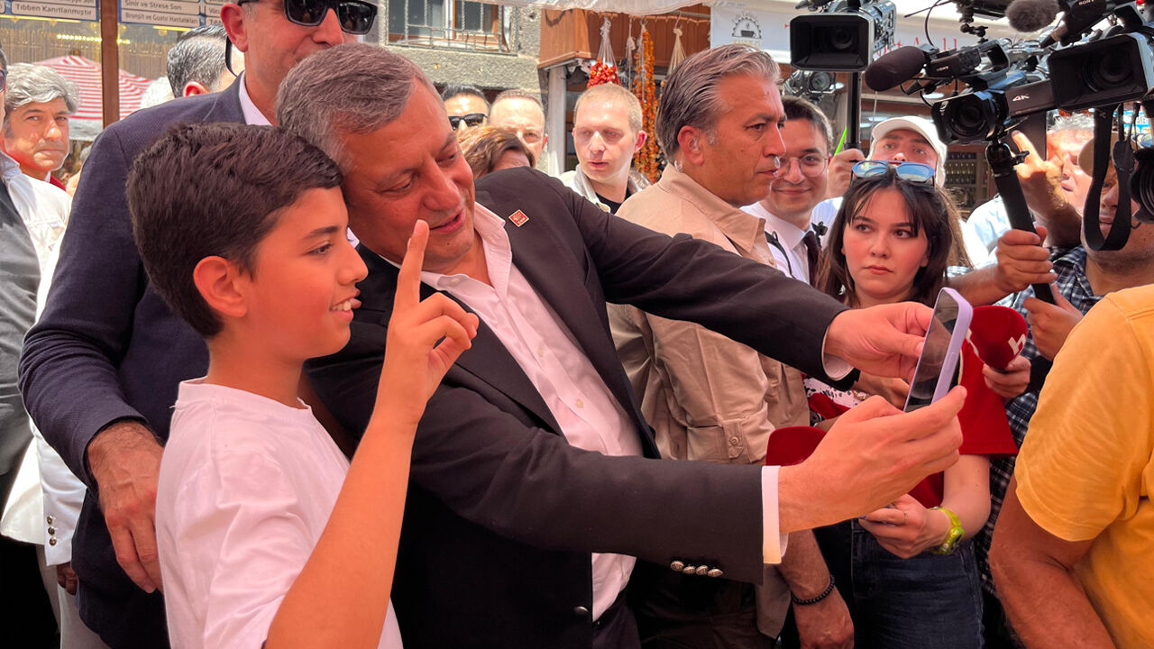 Diyarbakır'da Ciğer Yiyen Özgür Özel2