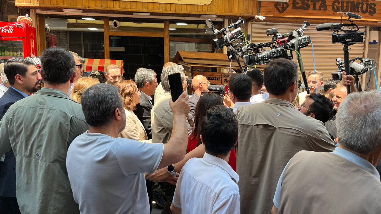 Diyarbakır'da Ciğer Yiyen Özgür Özel3
