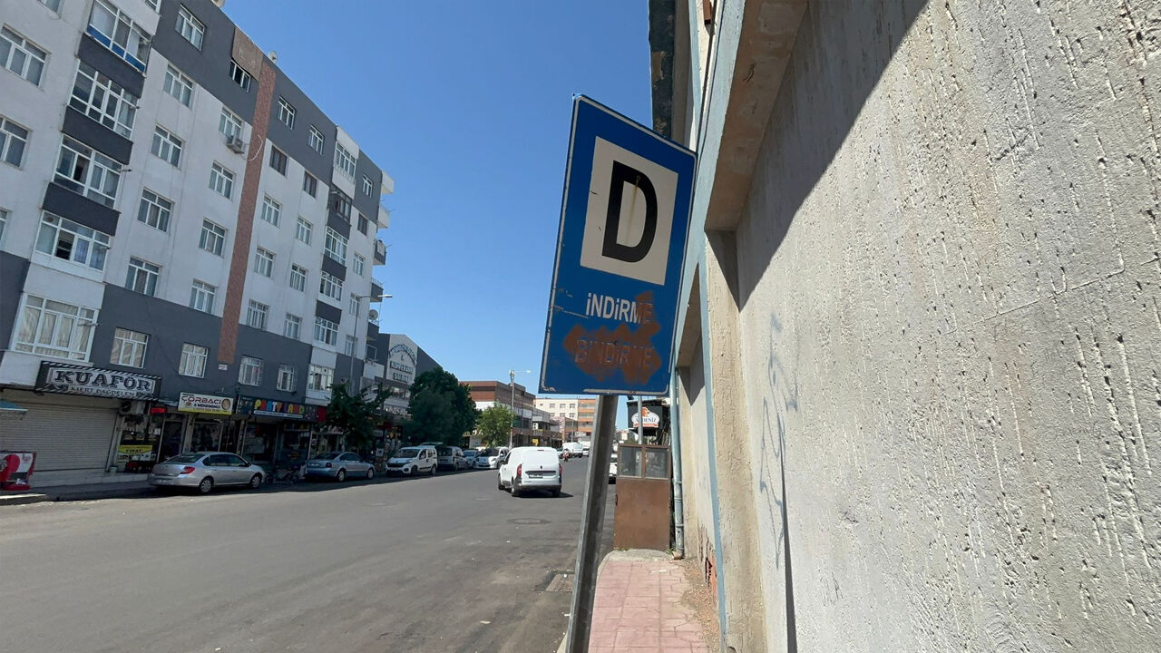 Diyarbakır’da Gündem Yaratan Durak Tabelası2