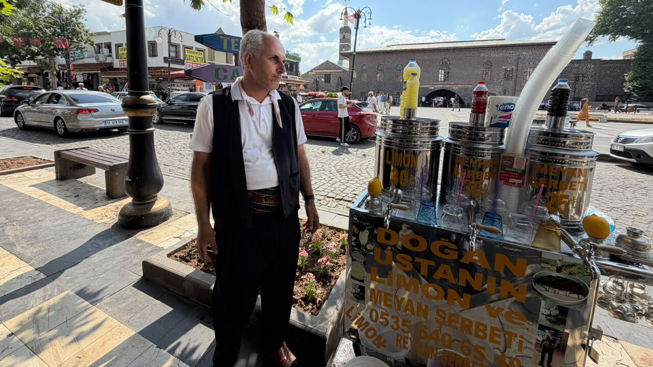 Diyarbakır'ın Sıcağına Meyan Kökü Şerbetiyle Serinlik Katıyor3
