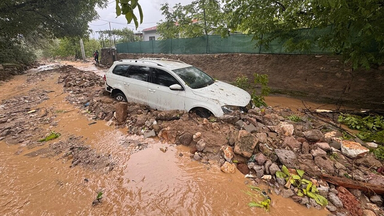 Sağanak Yağışın Ardında 3 Araç Sele Kapıldı, 1 Kişi Hayatını Kaybetti