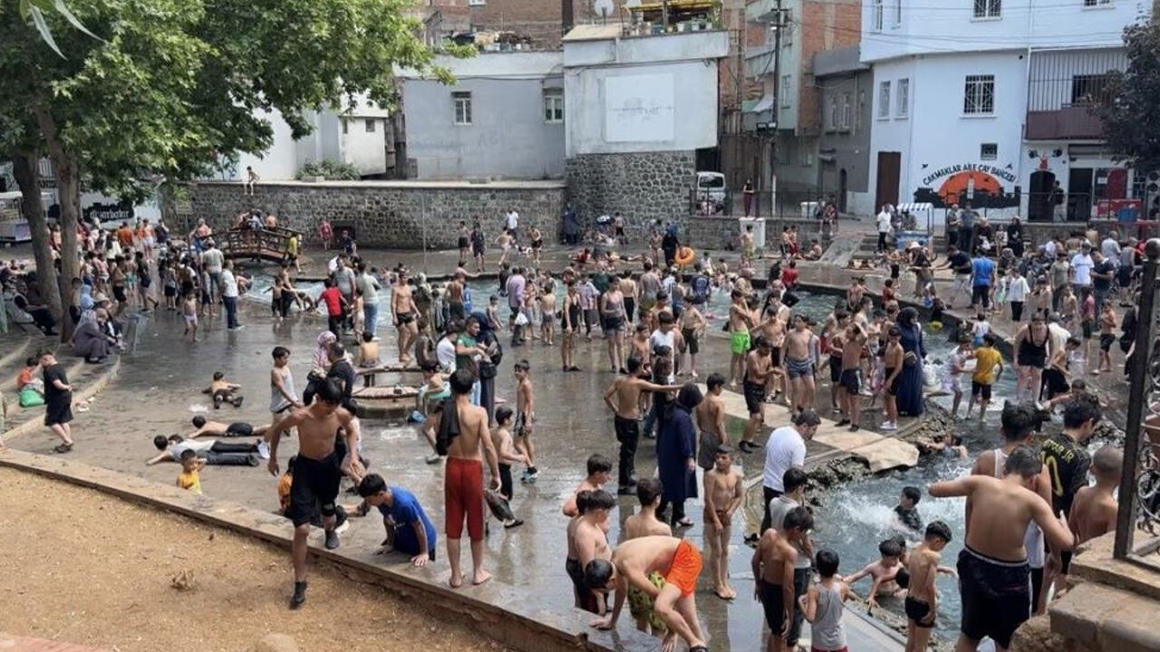 Diyarbakır’da Çocuklar, Kavurucu Sıcaktan Süs Havuzuna Koştular