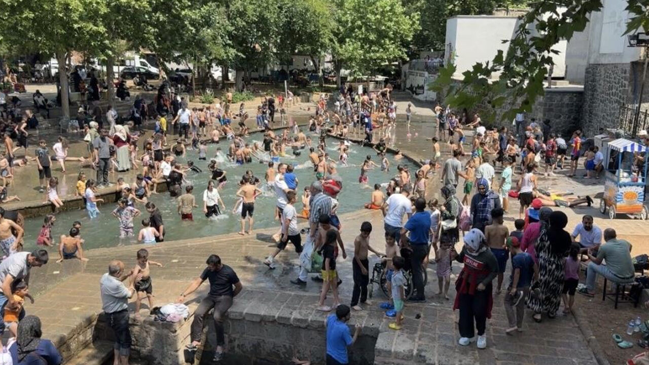 Diyarbakır’da Çocuklar, Kavurucu Sıcaktan Süs Havuzuna Koştular2