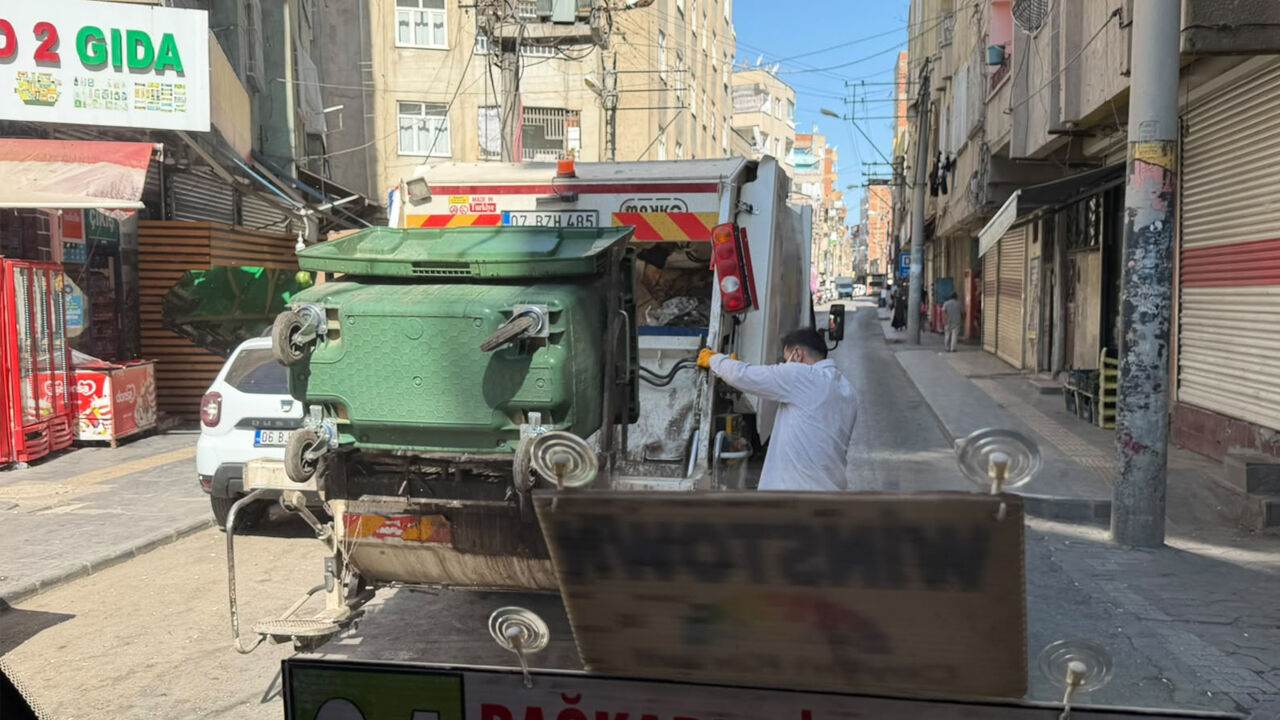 Diyarbakır’da Çöp Kamyonları Trafiği Kilitliyor2
