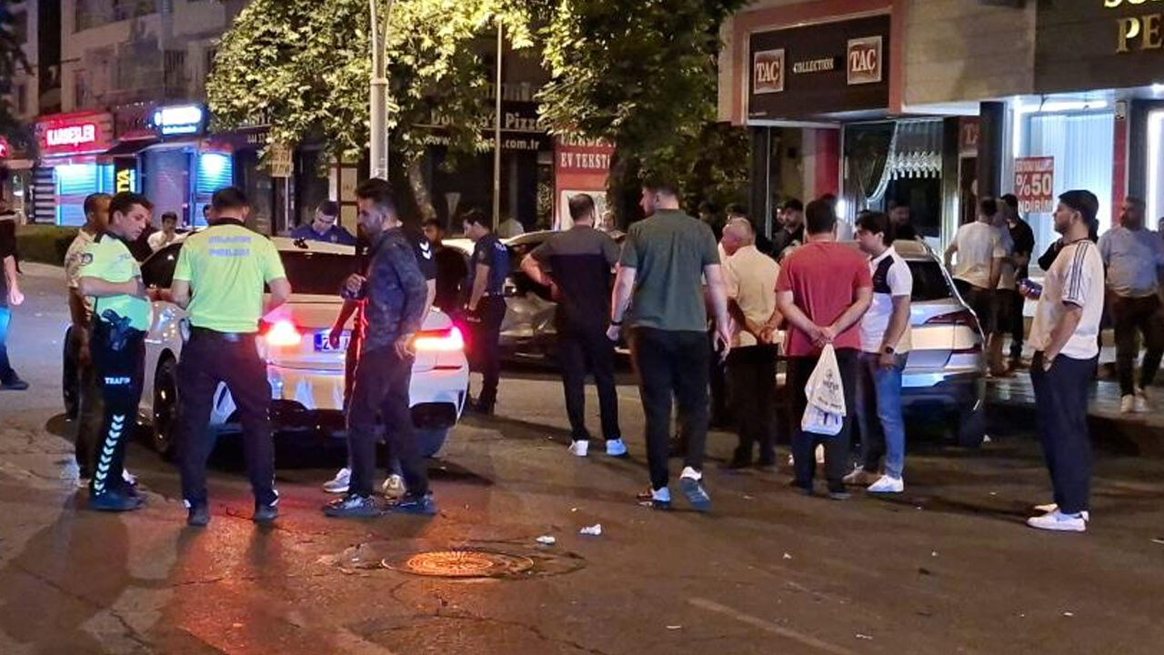 Diyarbakır'da Iki Otomobil Çarpıştı