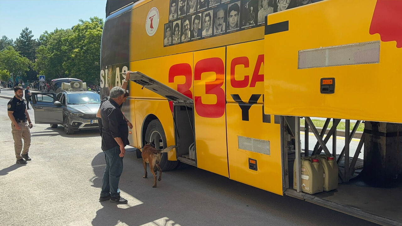 Sivas'ta Madımak Yürüyüşünde Polisin Dedektör Köpekli Araması5