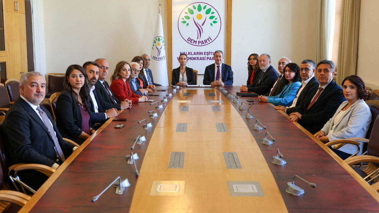 Dem Parti 'Çerçeve Yasa' Kanun Teklifini Imzaladı