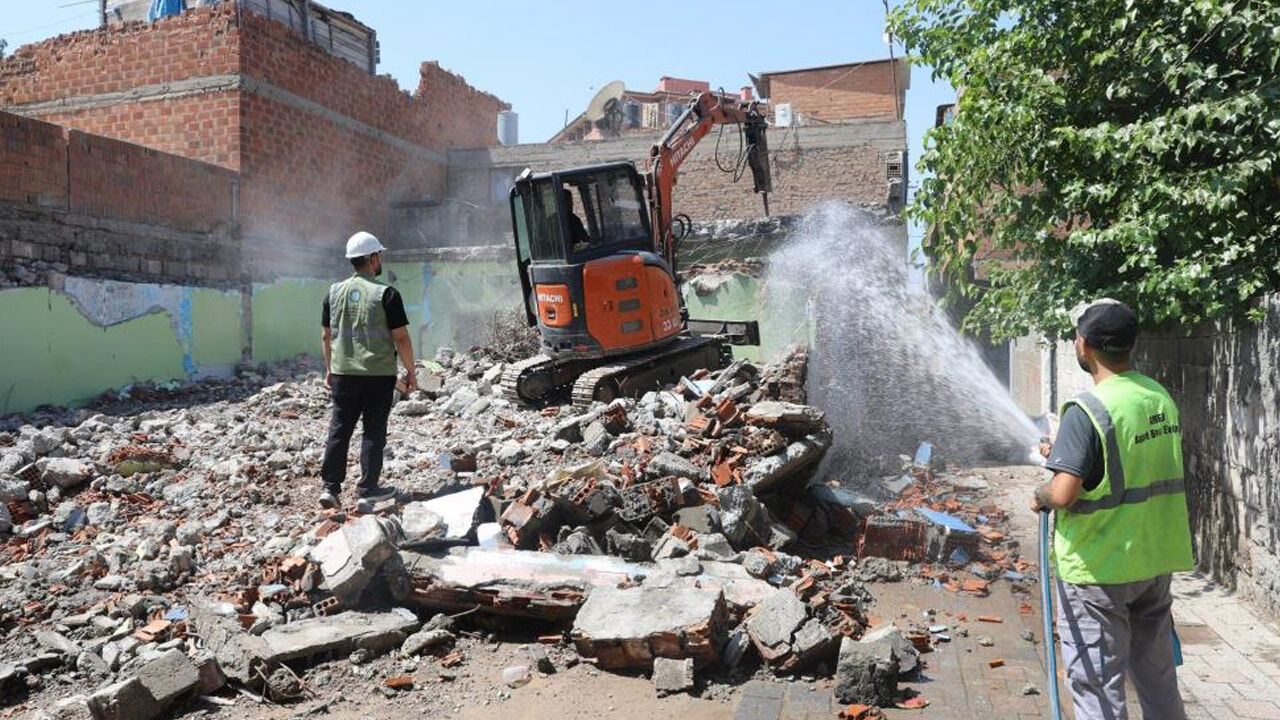 Diyarbakır Bağlar’da 1 Ayda 32 Metruk Yapı Yıkıldı
