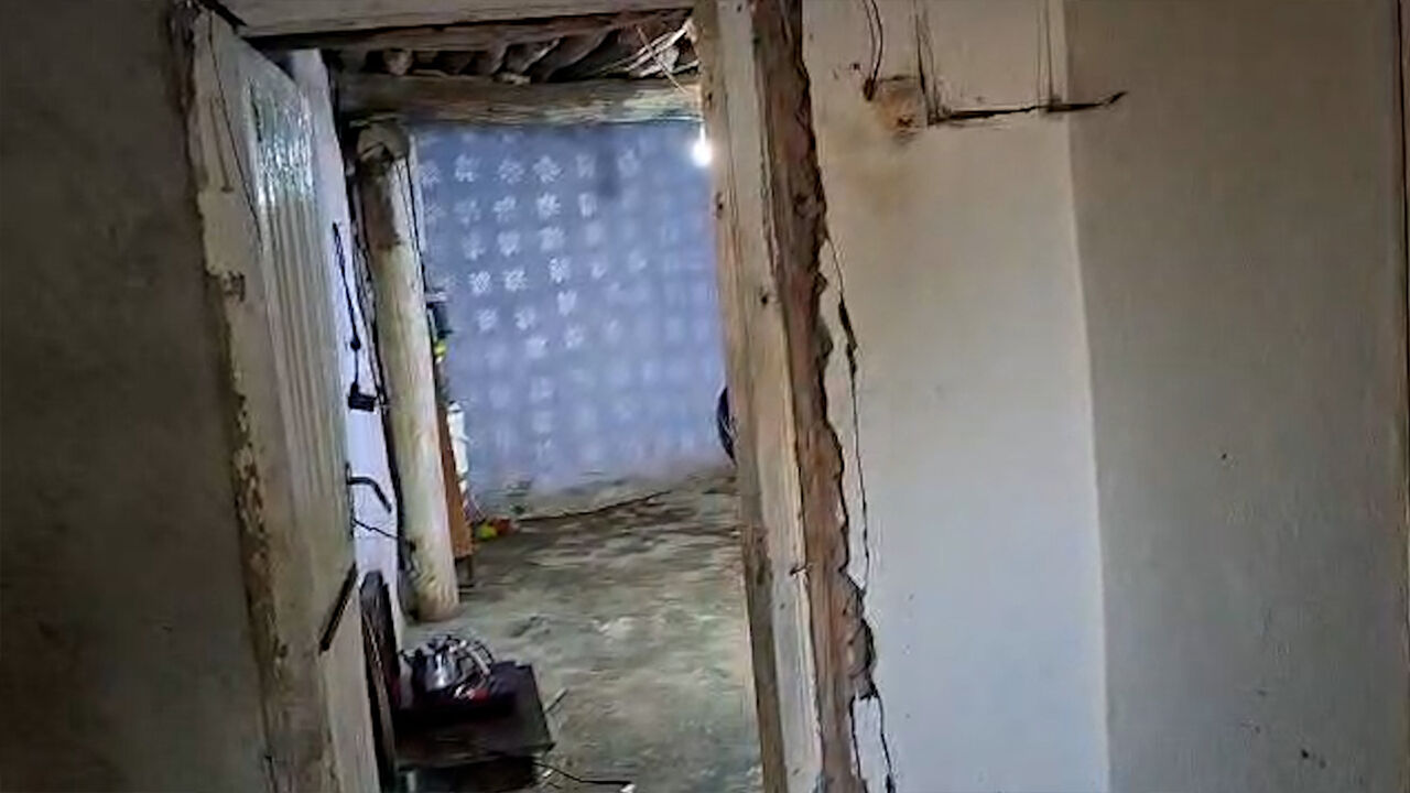 Diyarbakır’da Çökme Tehlikesi Olan Evde Korkulu Yaşam2