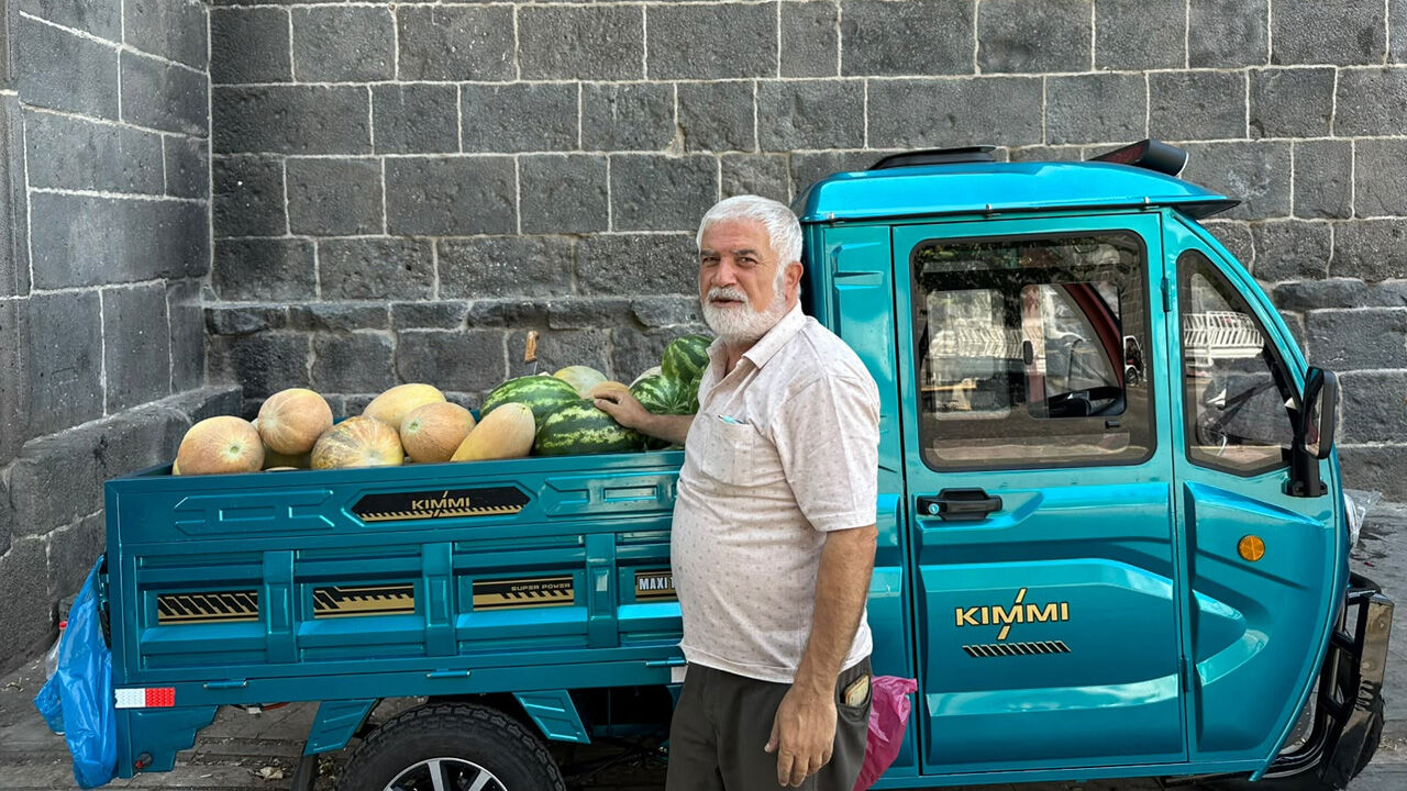 Diyarbakır’da Hibrit Kamyonetiyle Dolaşarak Geçimini Sağlıyor2