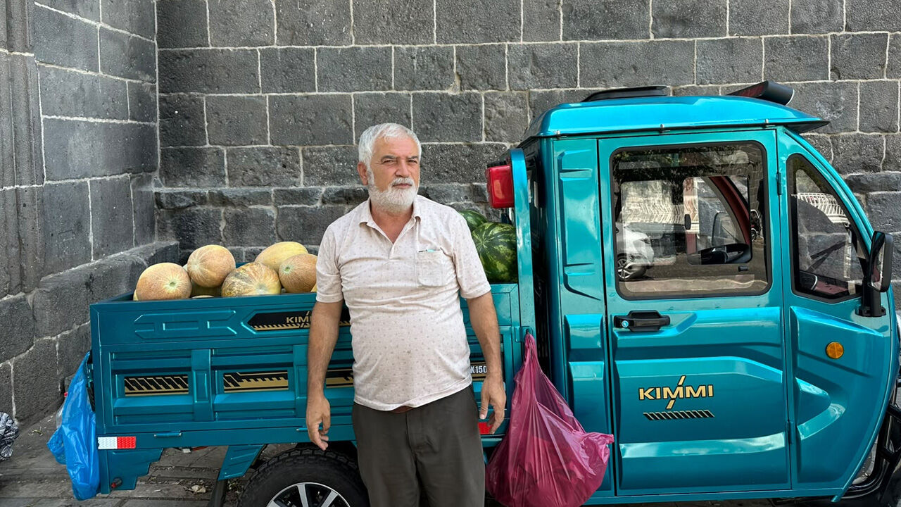 Diyarbakır’da Hibrit Kamyonetiyle Dolaşarak Geçimini Sağlıyor3