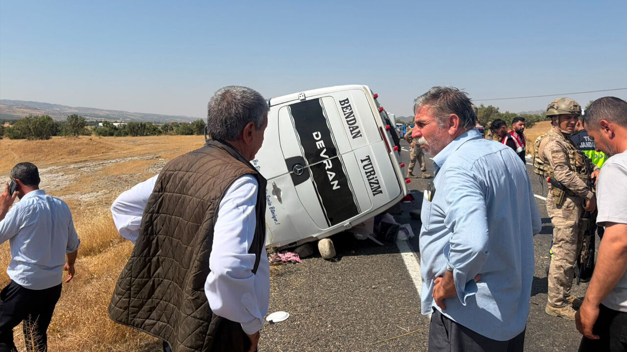 Diyarbakır'da Minibüs Devrildi1