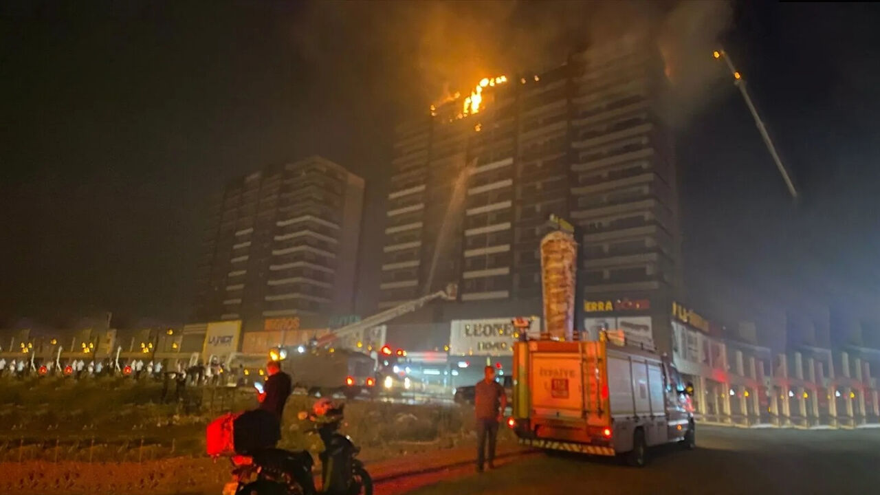 Diyarbakır'da Plaza Yangınının Nedeni Ile Ilgili Belediye Raporunu Paylaştı1