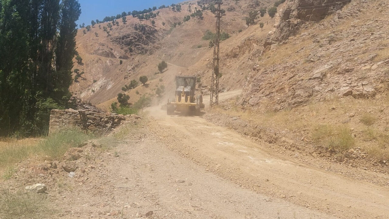 Diyarbakır’daki Zorlu Dağlarda Ekiplerin Yol Mesaisi2