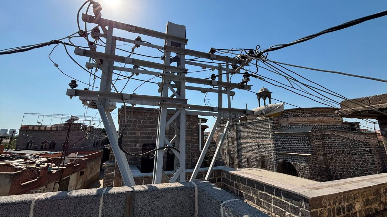 Diyarbakır’ın Tarihi Siluetine Elektrik Direği Engeli3