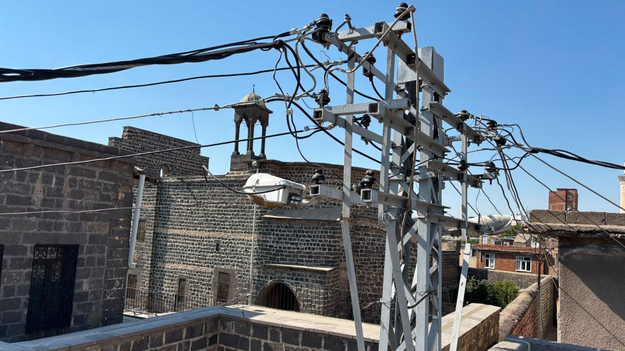 Diyarbakır’ın Tarihi Siluetine Elektrik Direği Engeli4