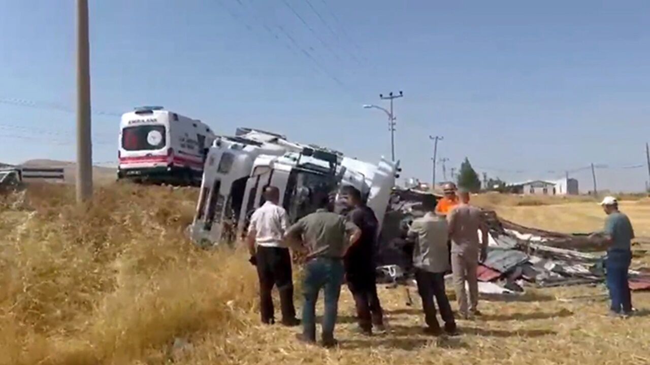 Elazığ Kovancılar’da freni boşalan kamyon yan yattı