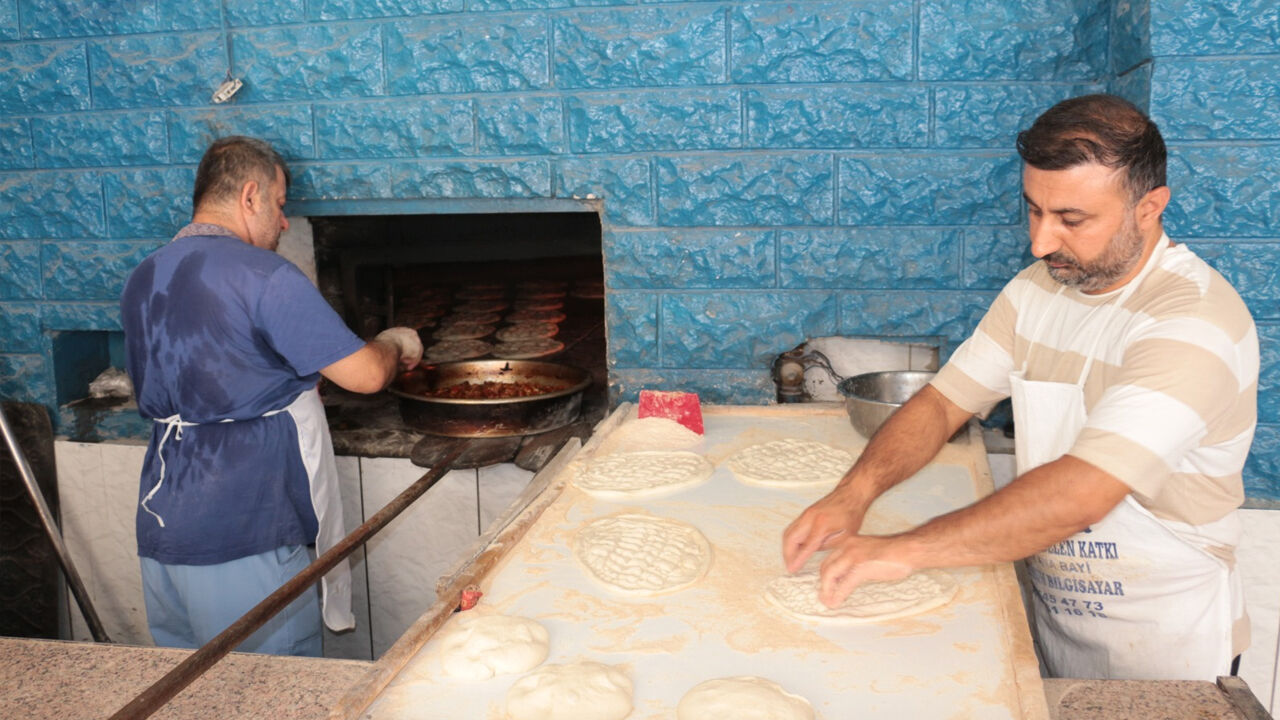 Güneydoğu'da Bunaltıcı Sıcaklarda Çalışanlar Zorlu Mesai Yapıyor