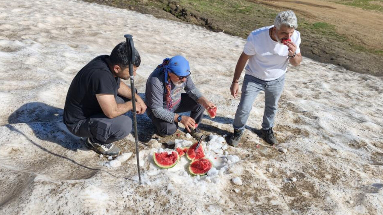 Muş’un Kurtik Dağı’nda Yaz Mevsiminde Kar Manzarası