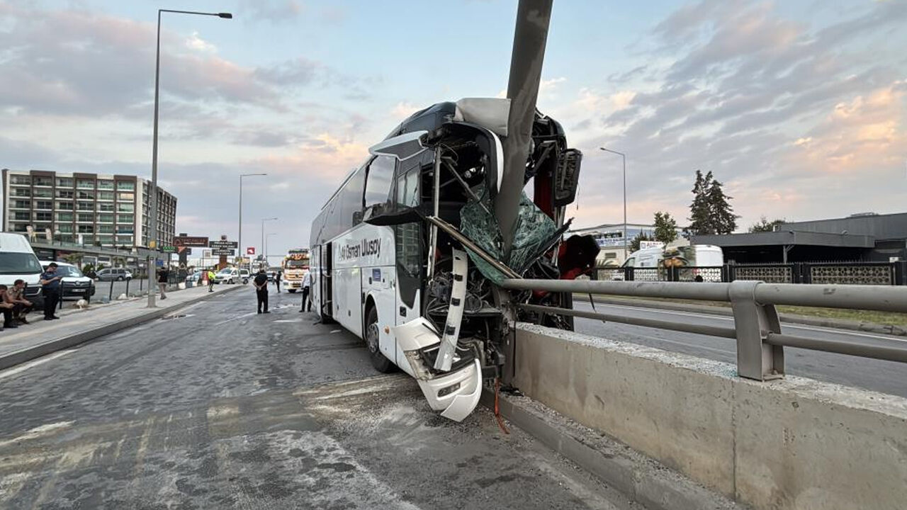 Yolcu otobüsü alt geçit duvarına çarptı: 11 yaralı