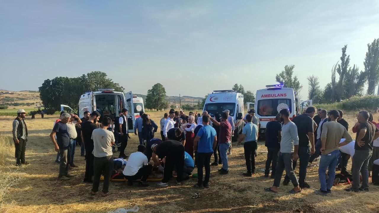 Diyarbakır'da devrilen otomobilde 4'ü çocuk 9 yaralı