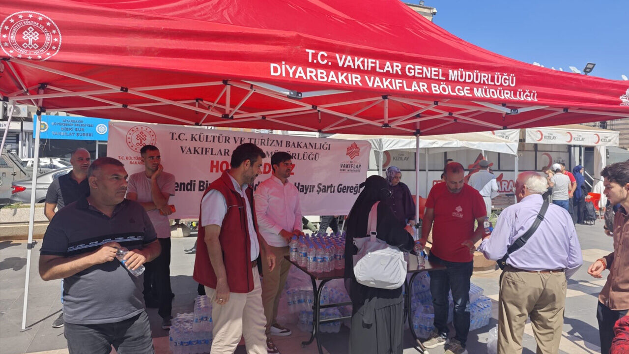 Diyarbakır'da "1001 Hayır Hizmeti" kapsamında yurttaşlara reyhan şerbeti ikram edildi