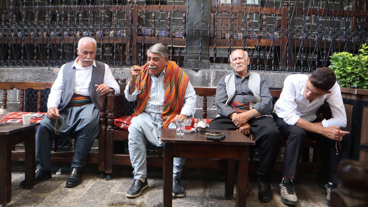 Diyarbakır’daki Dengbêjler, Ekspres’in Mikrofonuna Klamlarını Söyledi2