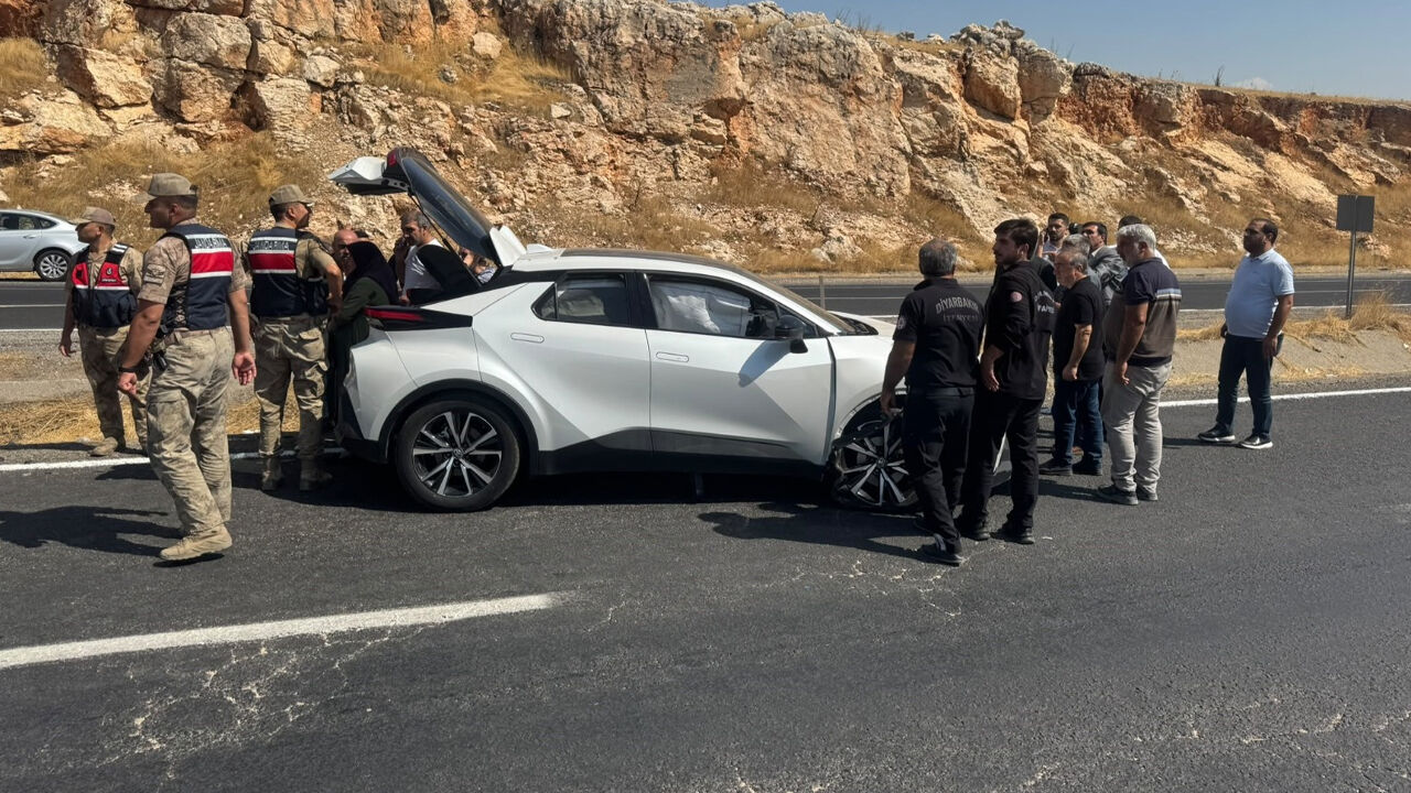 Ergani’de otomobil traktörle çarpıştı: 4 yaralı