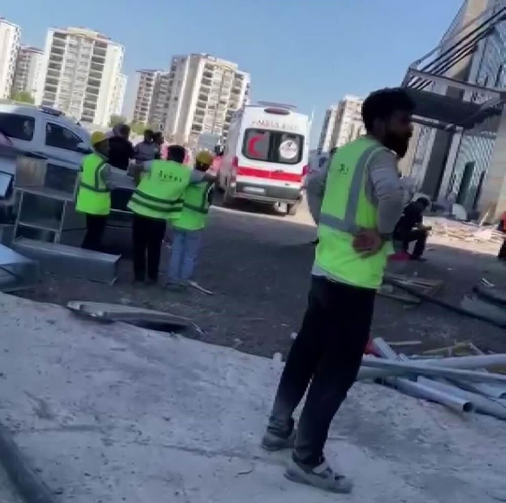 Diyarbakır'da hakkı ödenmeyen işçi, inşaatın çatısına çıktı
