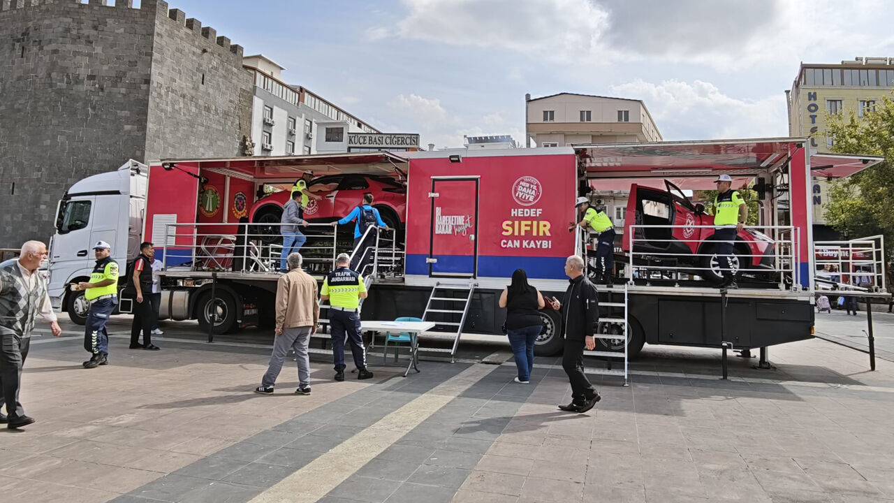 Diyarbakır’da, Dağkapı Meydanında uygulamalı trafik eğitimi