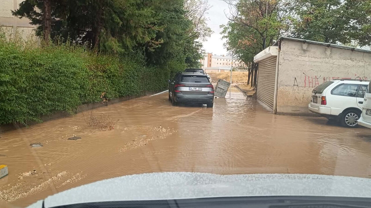 Diyarbakır Ergani’de Yollar Göle Döndü1