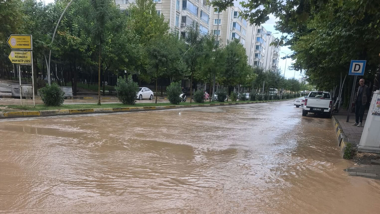 Diyarbakır Ergani’de Yollar Göle Döndü3