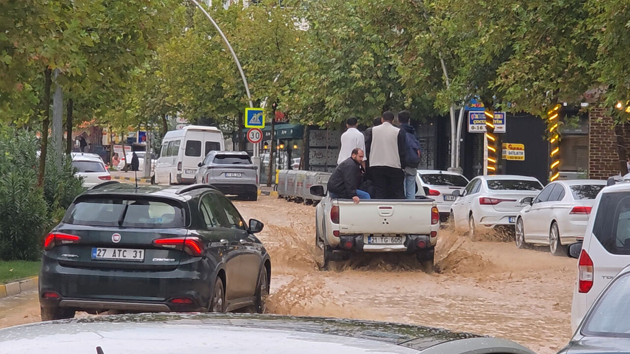 Diyarbakır Ergani'yi Sağanak Yağış Vurdu1